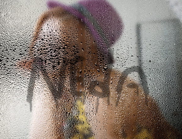 neda - طراحی نوشته روی شیشه بارانی