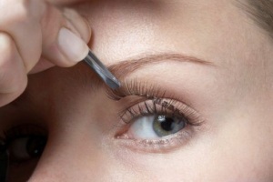 Artificial eyelashes - عوارض استفاده از مژه مصنوعی