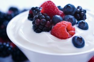 yogurt berries 310x205 - خواص ماست فیبردار چیست