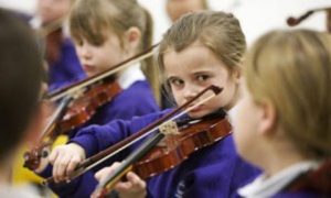 چگونه کودکان را با موسیقی آشتی دهیم