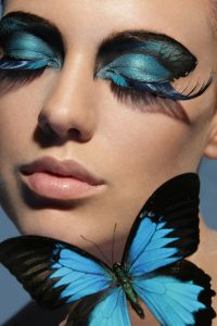 blue black butterfly makeup 200x300 - معجزه با ریمل