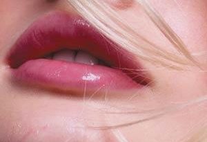 lips2 300x205 - لبهایتان را با آرایش حجیم کنید؟!