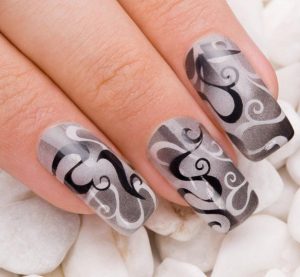 145742 584x539r1 black and white airbrushed nails 300x277 - طراحی ناخن