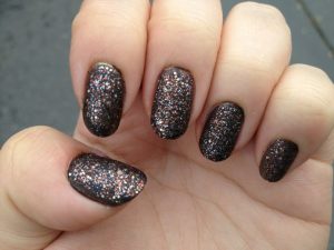 2. black and gold glitter nails design 300x225 - طراحی ناخن