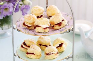 Baby scones with jam and cream 310x205 - شیرینی‌های کوچک همراه با خامه و مربا