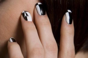 Black and White Nail Art Designs 300x200 - طراحی ناخن