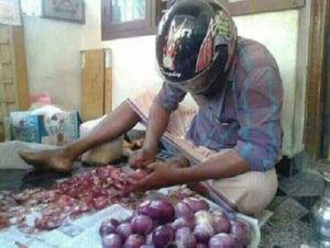 Funny-solution-to-peel-onions-Photo