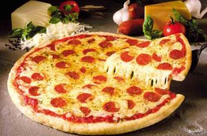 Pepperoni pizza 300x197 - طرز تهیه پیتزای پپرونی