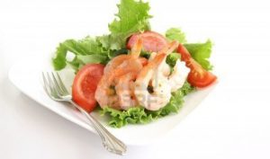 Shrimp salad with dressing 300x177 - طرز تهیه سالاد میگو همراه با سس