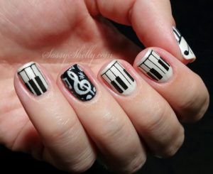 black white nail design 300x245 - طراحی ناخن