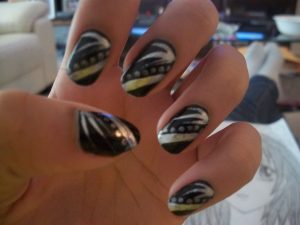 black and silver nail design by sweetchica96 d4d8rsj 300x225 - طراحی ناخن