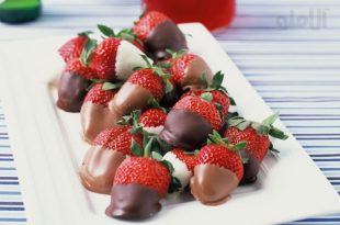 chocolate strawberries recipes 310x205 - طرز تهیه دسر توت‌فرنگی شکلاتی