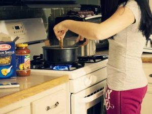 girl cooking 300x225 - رایج ترین اشتباهات در آشپزی از زبان یک سر آشپزی حرف ای