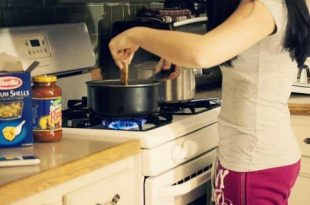 girl cooking 310x205 - رایج ترین اشتباهات در آشپزی از زبان یک سر آشپزی حرف ای