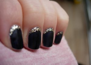 simple black and silver nail art for girl 300x214 - طراحی ناخن