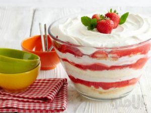 strawberry shortcake trifles 300x225 - طرز تهیه کیک توت فرنگی