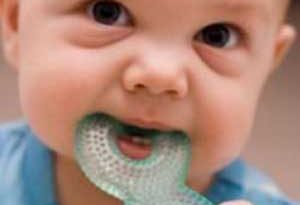 ba1911 1 300x205 - کاهش درد دندان در آوردن در کودکان