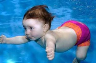 ba2996 1 310x205 - بهترین سن برای آموزش شنا در کودکان