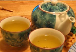 tea cups 300x204 - طرز تهیه چای با گلاب