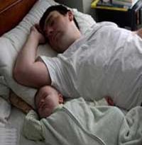 ra4 2793 200x205 - خوابیدن بچه ها کنار پدر و مادر