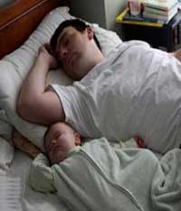 ra4 2793 - خوابیدن بچه ها کنار پدر و مادر