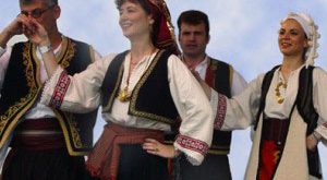 en5560 300x165 - آداب و رسوم مردم یونان