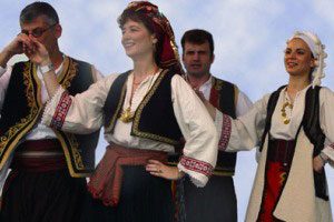 en5560 300x200 - آداب و رسوم مردم یونان